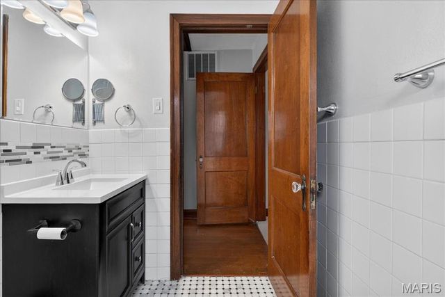 7114 Drury Lane, St Louis, MO 63143