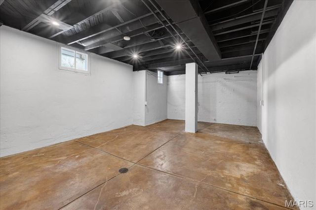 7114 Drury Lane, St Louis, MO 63143