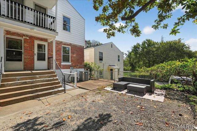 7114 Drury Lane, St Louis, MO 63143