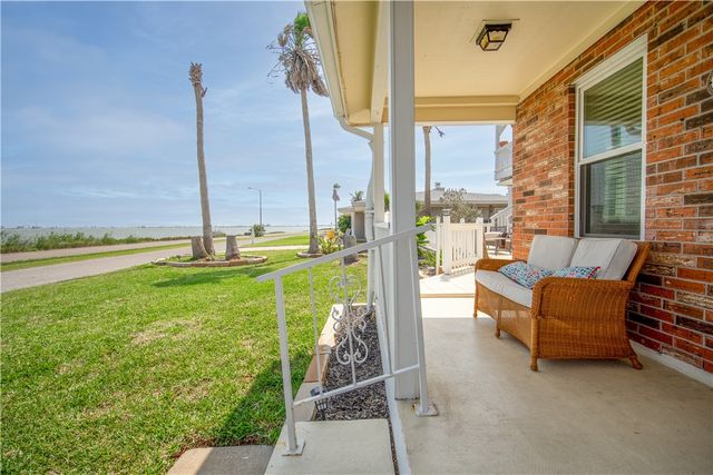 1703 Bayshores, Rockport, TX 78382