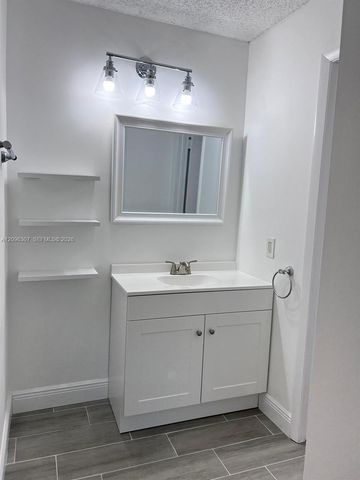 19055 NW 62nd Avenue 111, Hialeah, FL 33015