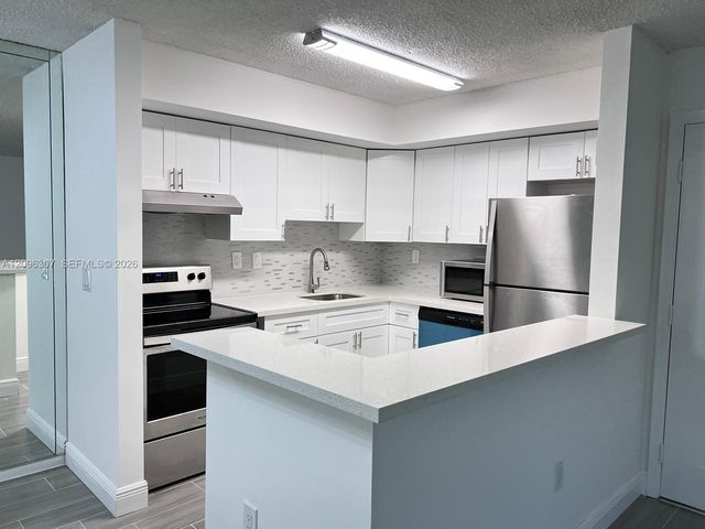 19055 NW 62nd Avenue 111, Hialeah, FL 33015