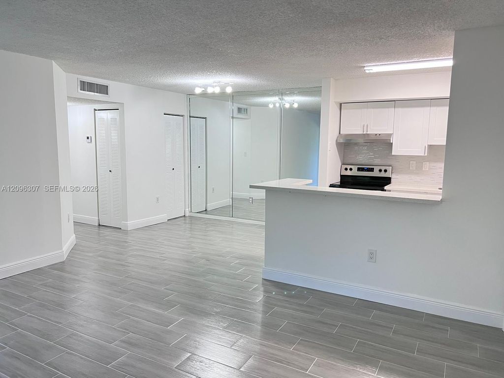 19055 NW 62nd Avenue 111, Hialeah, FL 33015