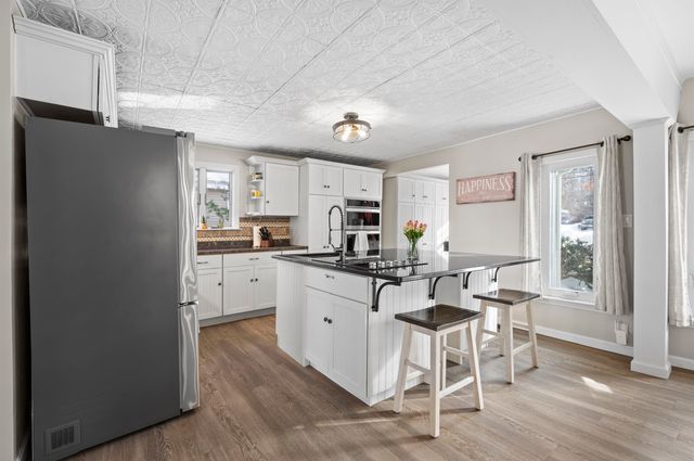 32 Main Street, Kingston, NH 03848