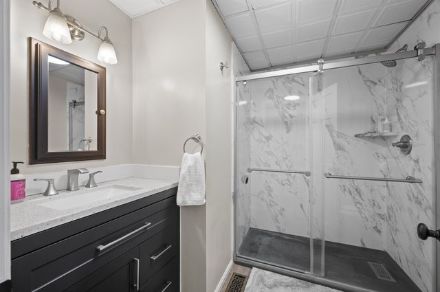 32 Main Street, Kingston, NH 03848