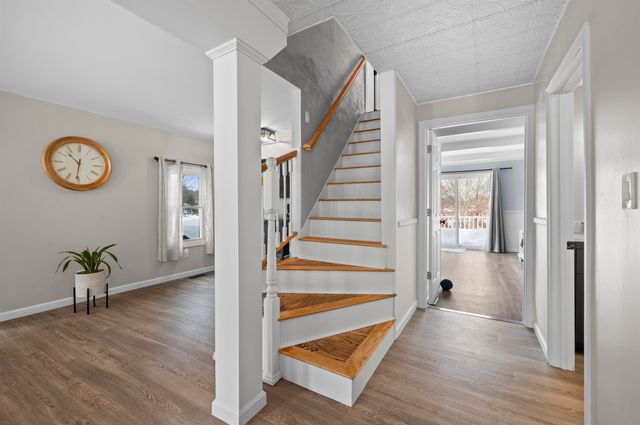 32 Main Street, Kingston, NH 03848