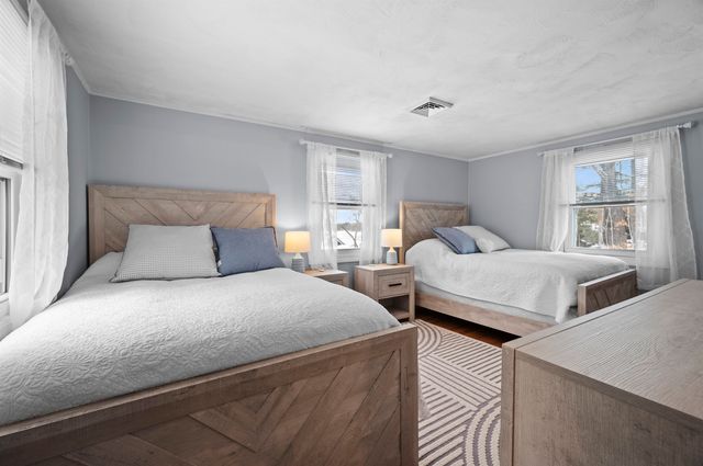 32 Main Street, Kingston, NH 03848