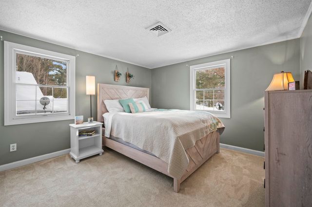 32 Main Street, Kingston, NH 03848