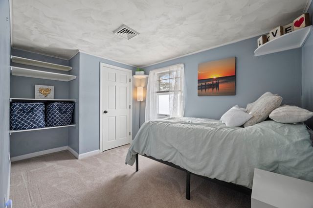 32 Main Street, Kingston, NH 03848