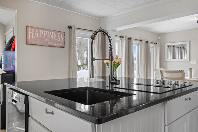 32 Main Street, Kingston, NH 03848