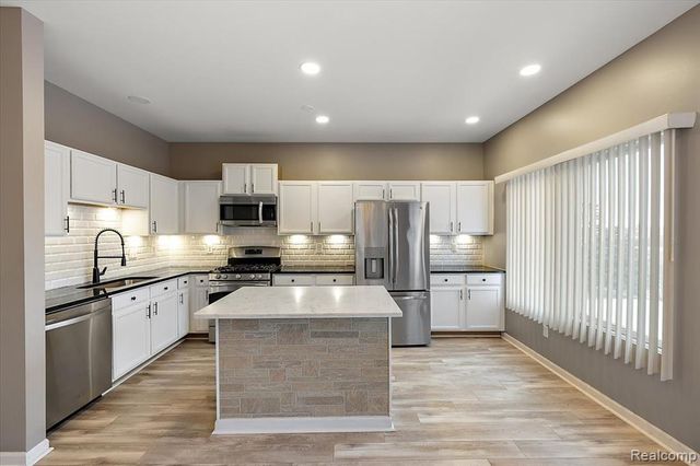 36420 Dominion Circle, Sterling Heights, MI 48310