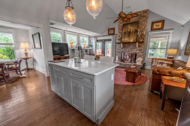 250 N Winter Street, Midway, KY 40347