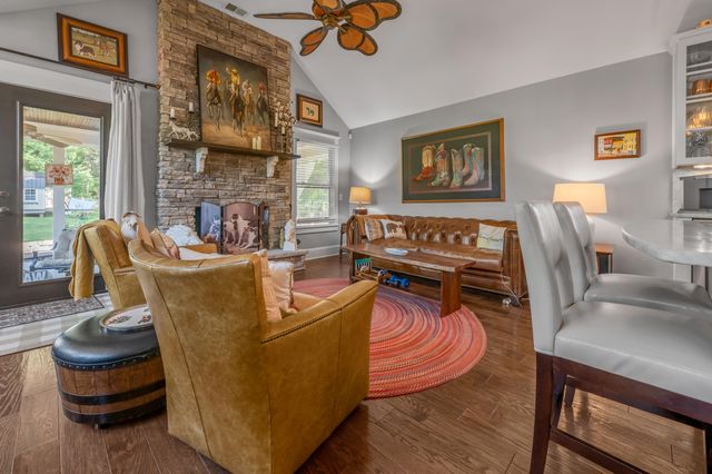 250 N Winter Street, Midway, KY 40347