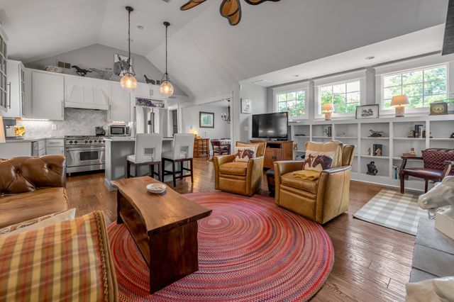 250 N Winter Street, Midway, KY 40347
