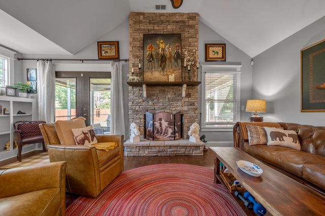 250 N Winter Street, Midway, KY 40347