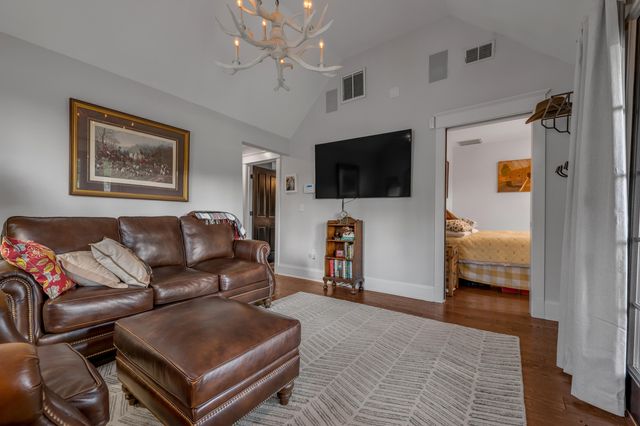 250 N Winter Street, Midway, KY 40347