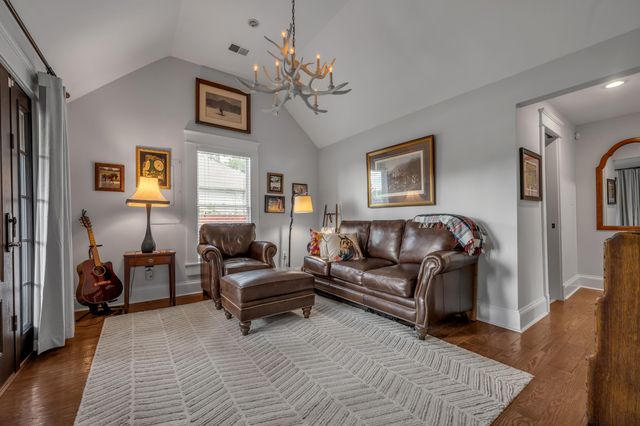 250 N Winter Street, Midway, KY 40347