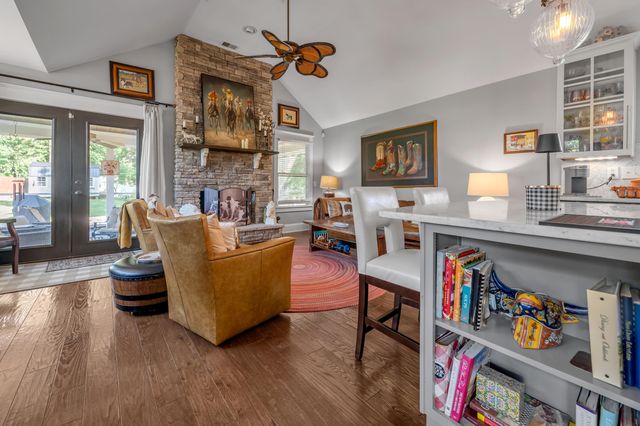 250 N Winter Street, Midway, KY 40347