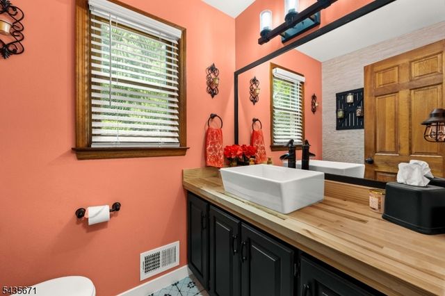 5 Jenny Jump Ct, Raritan Twp., NJ 08822