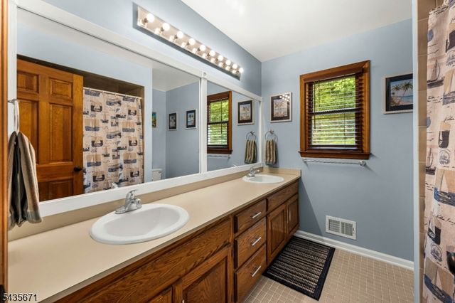 5 Jenny Jump Ct, Raritan Twp., NJ 08822