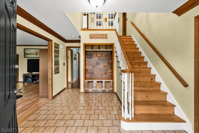 5 Jenny Jump Ct, Raritan Twp., NJ 08822