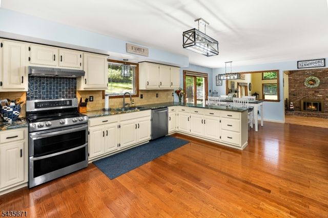 5 Jenny Jump Ct, Raritan Twp., NJ 08822