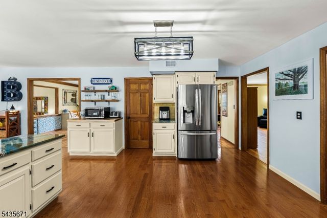 5 Jenny Jump Ct, Raritan Twp., NJ 08822