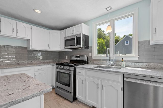 10 Briarfield Road, South Dennis, MA 02660