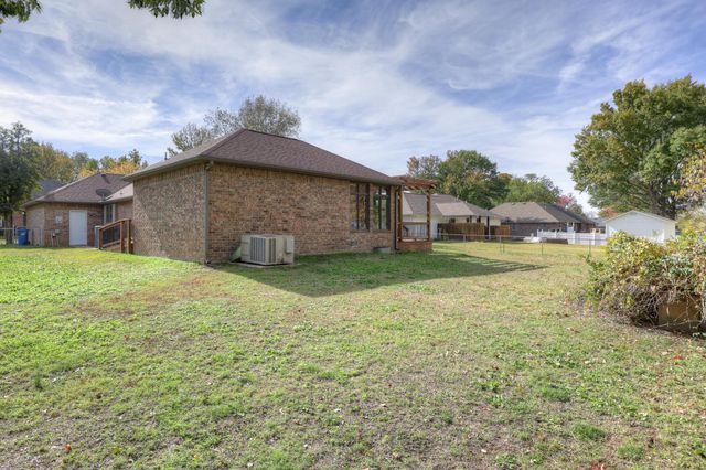 925 Gene Taylor Drive, Carthage, MO 64836