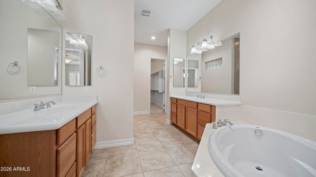 5263 S JOSHUA TREE Lane, Gilbert, AZ 85298