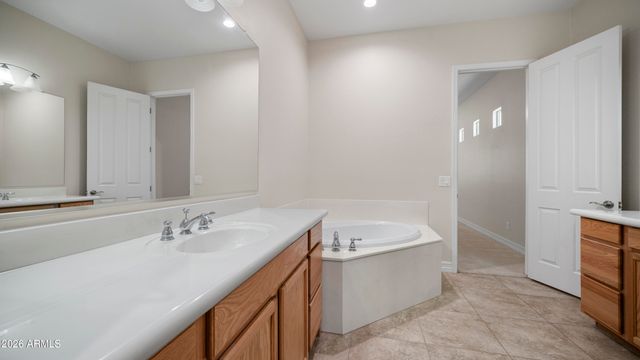 5263 S JOSHUA TREE Lane, Gilbert, AZ 85298