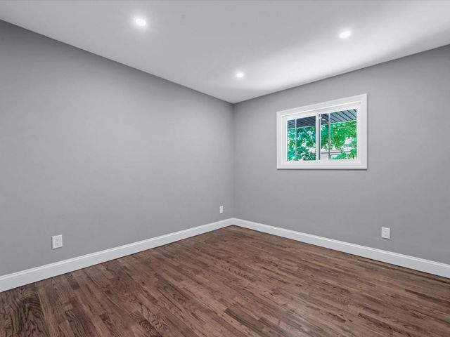 7 Pal Way, Plainview, NY 11803