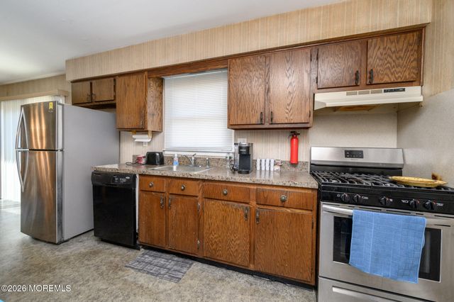 5 Evergreen Place, Howell, NJ 07731