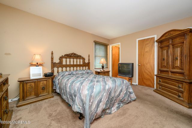 5 Evergreen Place, Howell, NJ 07731
