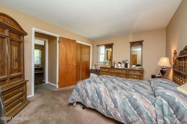 5 Evergreen Place, Howell, NJ 07731