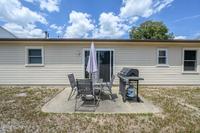 5 Evergreen Place, Howell, NJ 07731