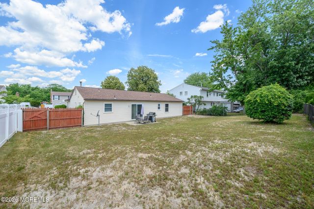 5 Evergreen Place, Howell, NJ 07731