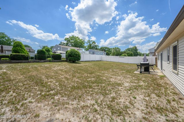 5 Evergreen Place, Howell, NJ 07731