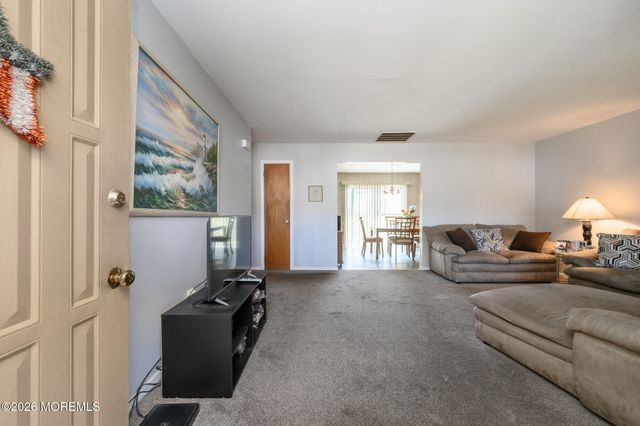 5 Evergreen Place, Howell, NJ 07731