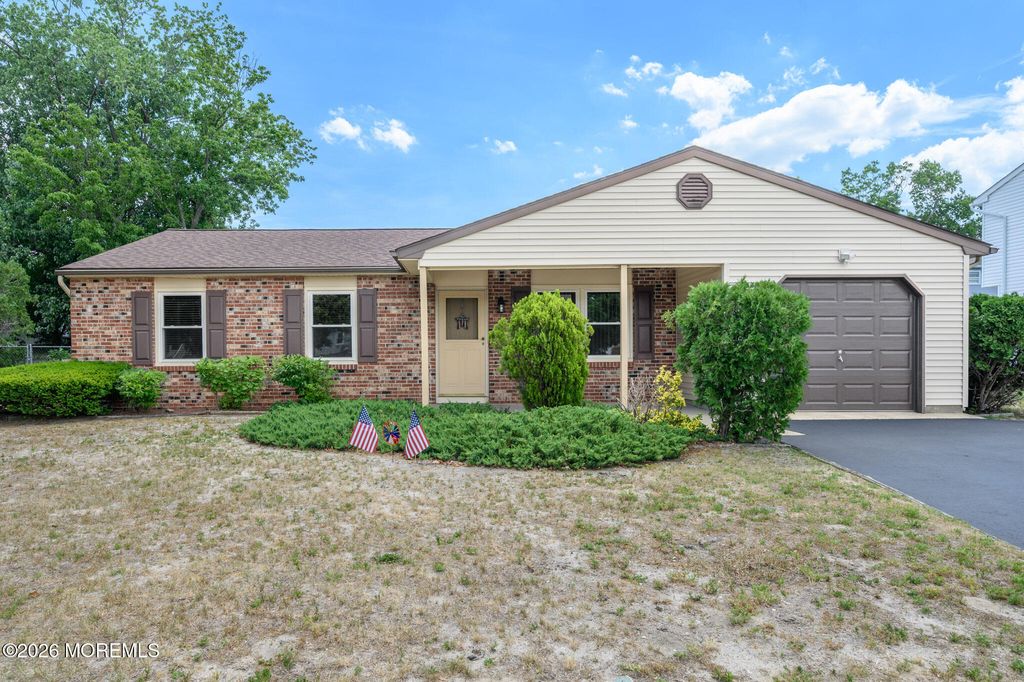 5 Evergreen Place, Howell, NJ 07731