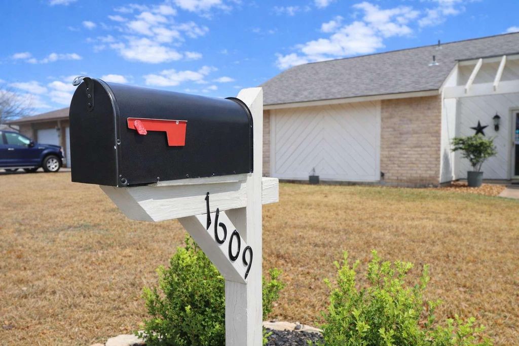 1609 Woodhill DR, Round Rock, TX 78681