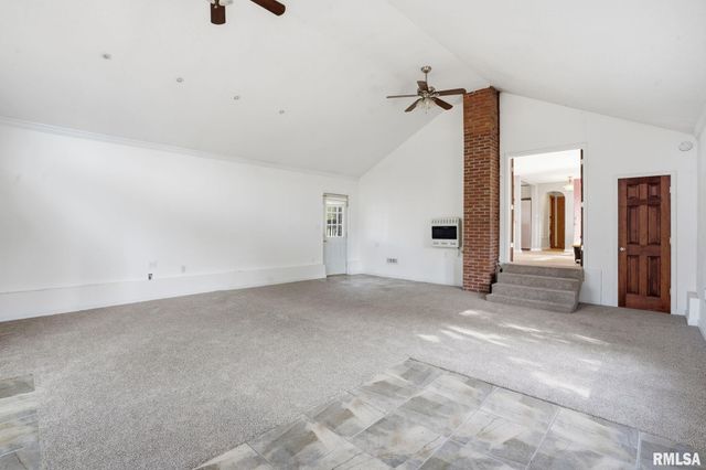 1011 36TH Avenue, East Moline, IL 61244