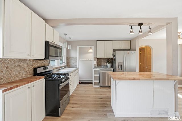 1011 36TH Avenue, East Moline, IL 61244