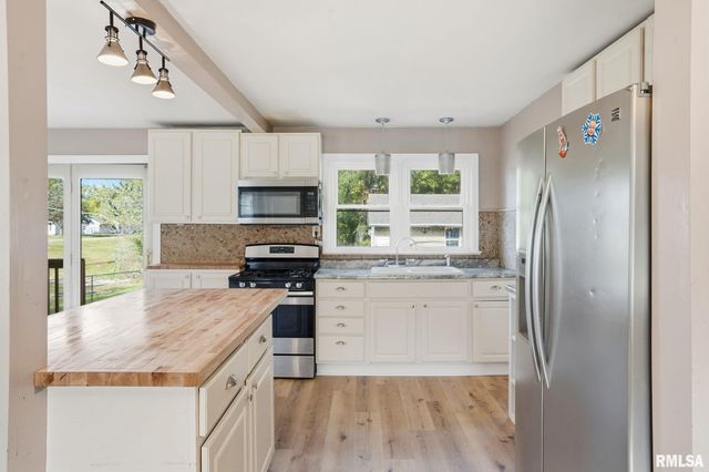 1011 36TH Avenue, East Moline, IL 61244