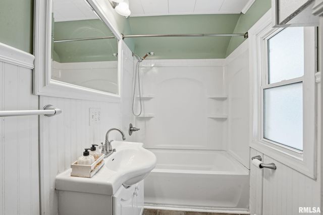 1011 36TH Avenue, East Moline, IL 61244