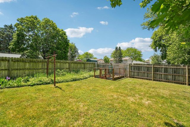 834 S Silver Lake STREET, Oconomowoc, WI 53066