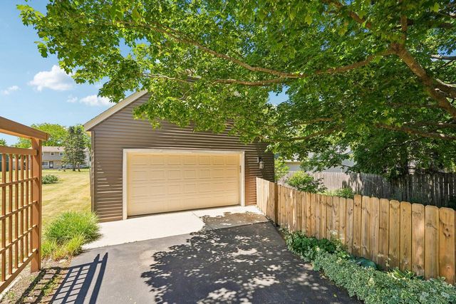 834 S Silver Lake STREET, Oconomowoc, WI 53066