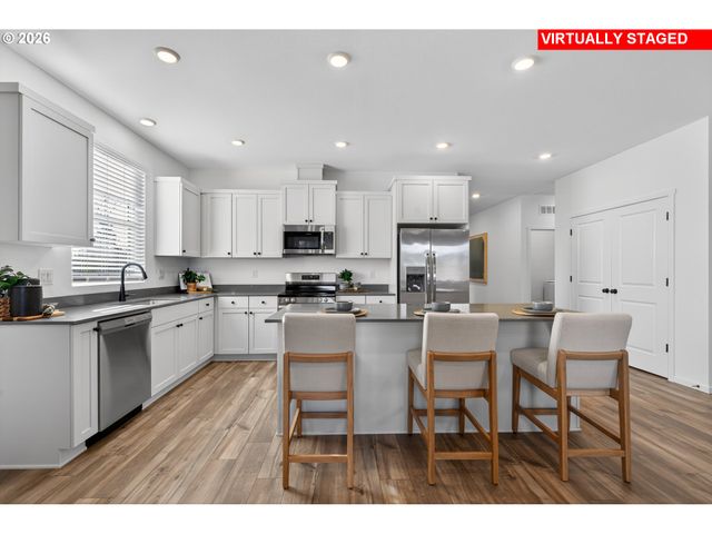1138 Clemson St, Woodburn, OR 97071