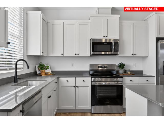 1138 Clemson St, Woodburn, OR 97071