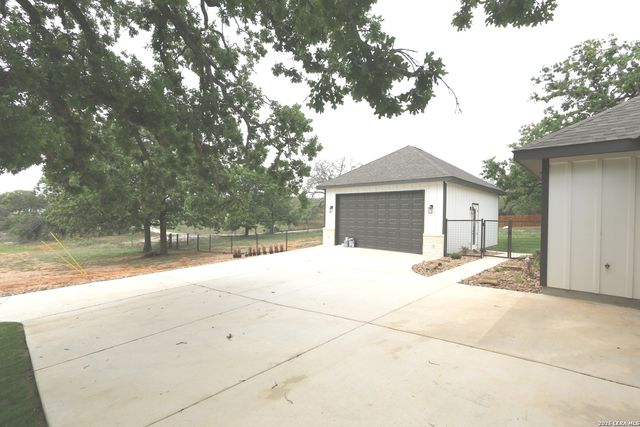 120 Timber Heights, La Vernia, TX 78121